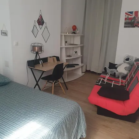 Grande Chambre Avec Tv Fibre 5g , Lumineuse Et Confortable Homestay Pauillac