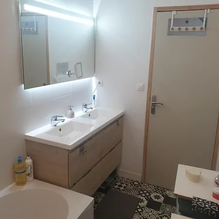 Grande Chambre Avec Tv Fibre 5g , Lumineuse Et Confortable